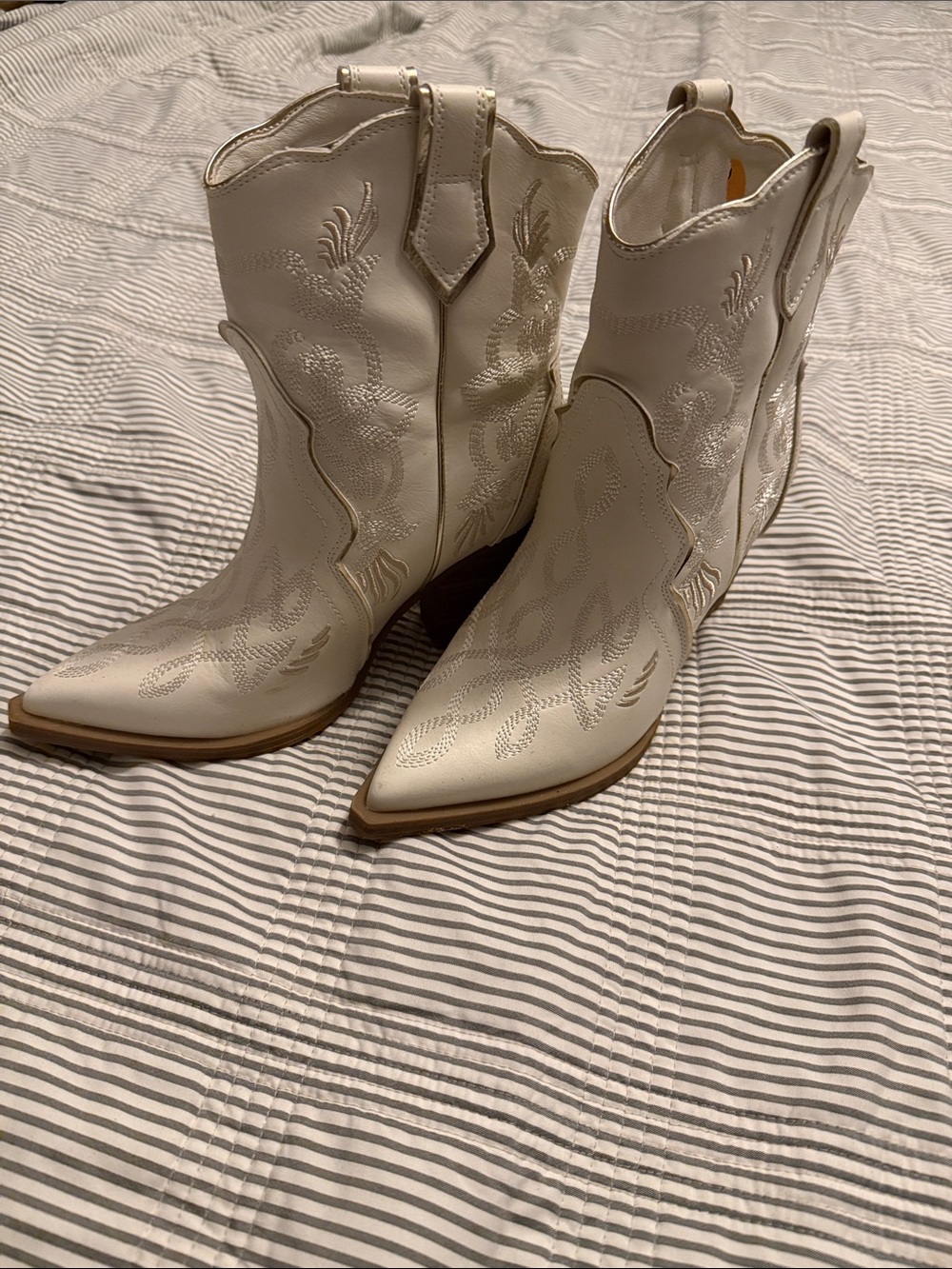 Women’s Cream Western Embroidered Cowgirl Boots